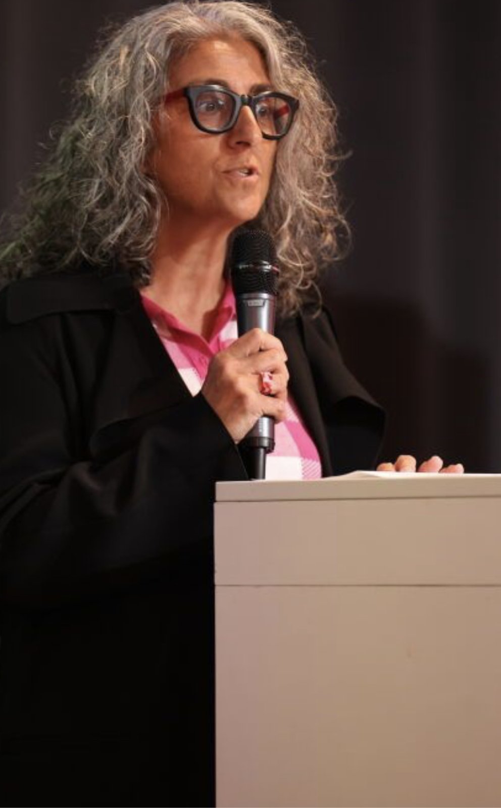 Hilda Tellioğlu am Rednerpult